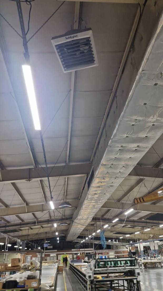 Atelier de production : L'air chaud accumulé sous le plafond est renvoyé vers les postes de travail.