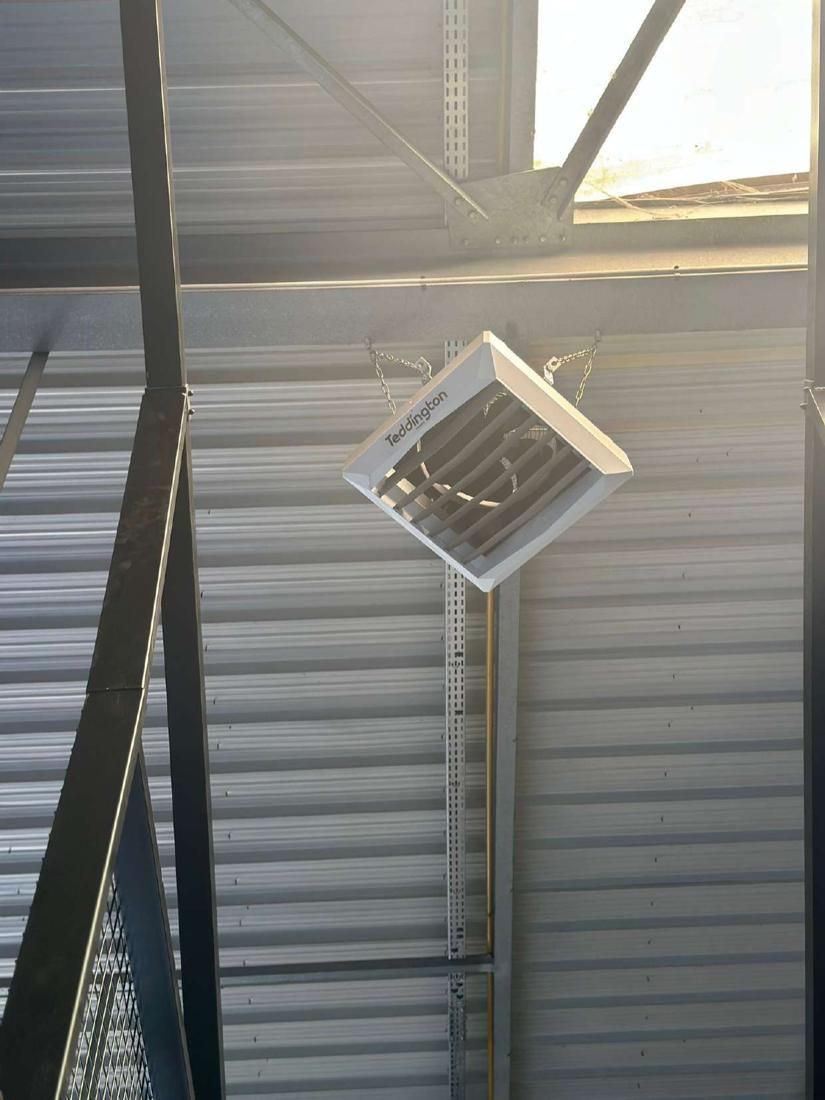 Salle de padel : Appareil fixé sous la charpente, au-dessus des terrains.