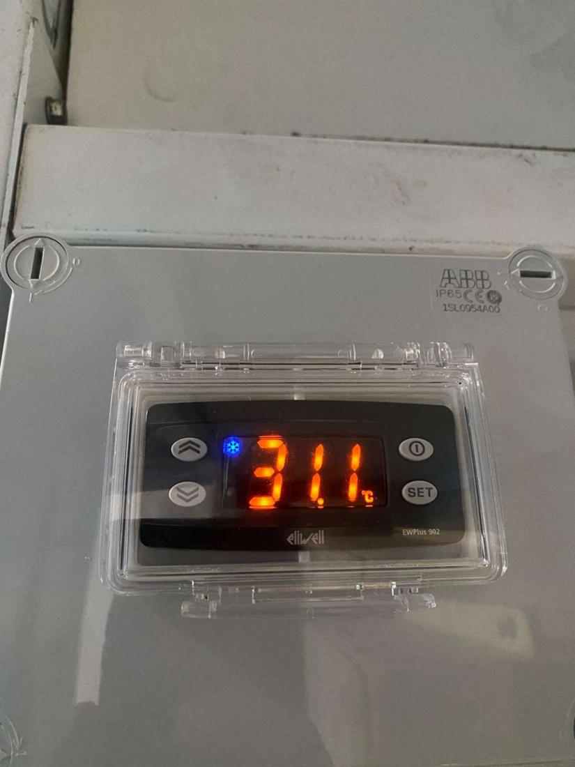 Régulation : Un thermostat pilote la mise en marche selon la température.